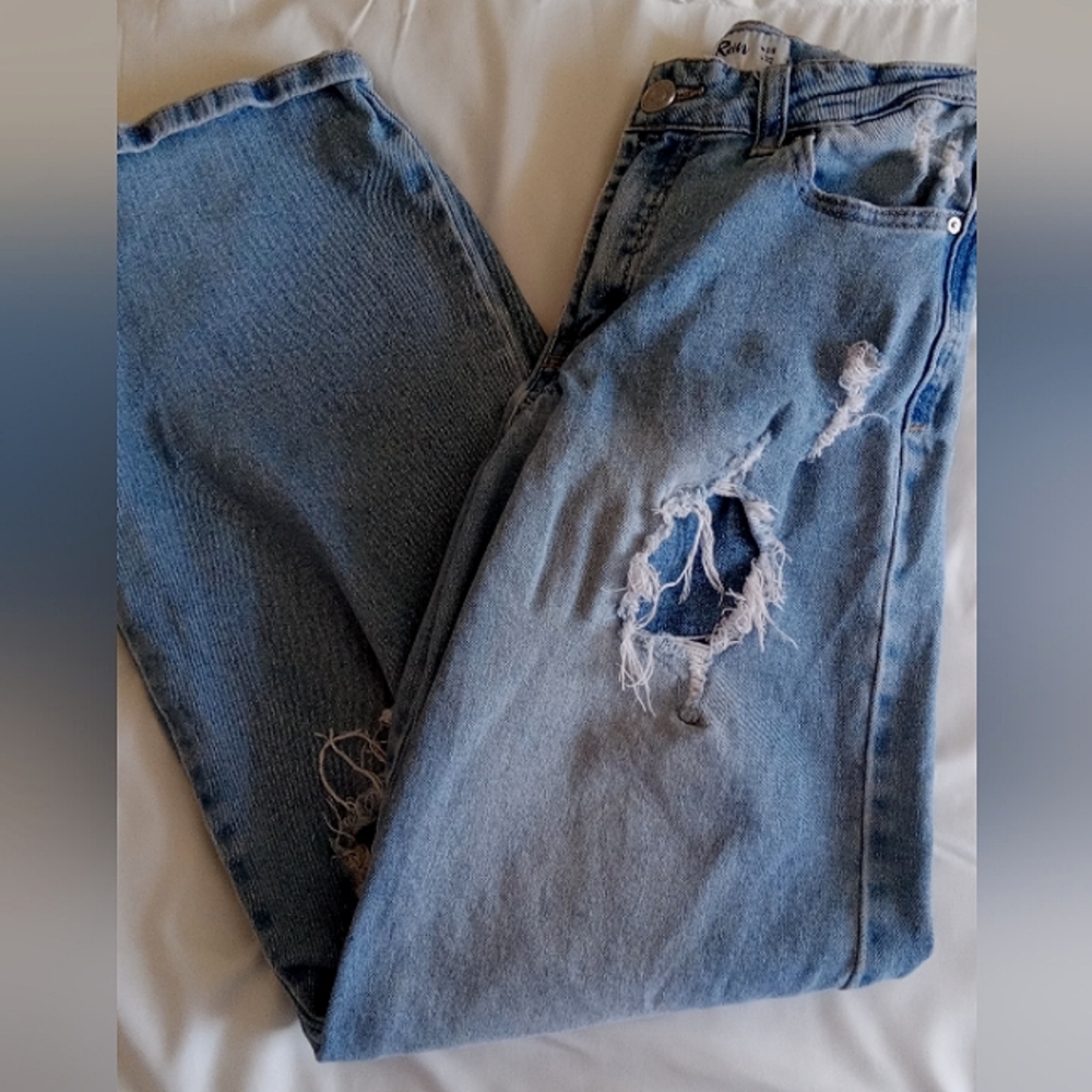 Ripped baggy jeans